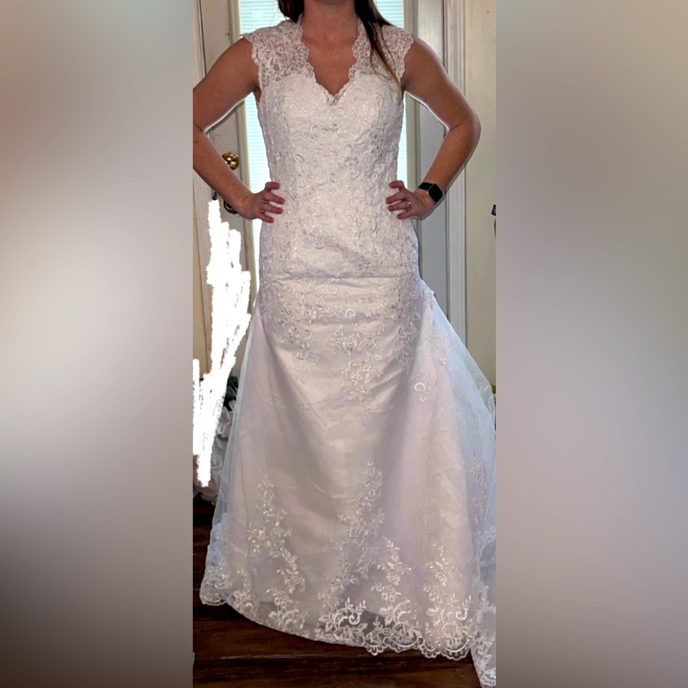 NWT Elegant White Lace Wedding Dress